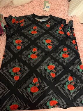 fresh Black Short Sleeve Tee with Red Rose Print